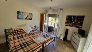 una camera con letto, TV e finestra di Benidorm B&B Albir a Albir