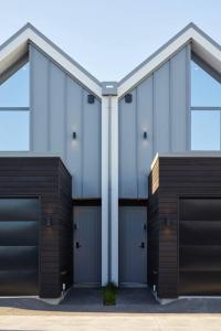 un bâtiment avec deux portes de garage et un poteau dans l'établissement Inner City Luxury With Free Parking, à Christchurch