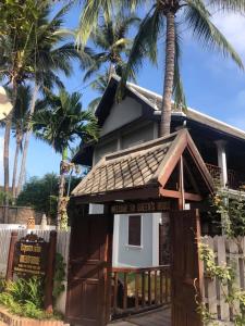 un edificio con un cartello che legge casa di tigri di QUEEN'S HOUSE a Luang Prabang