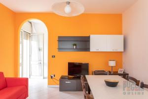 トッレ・ヴァードにあるVilletta Tulipano a Torre Vadoのオレンジ色の壁のリビングルーム