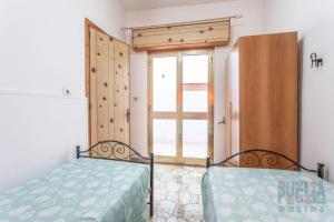 A bed or beds in a room at Appartamento La Torre piano terra sul mare Puglia On line