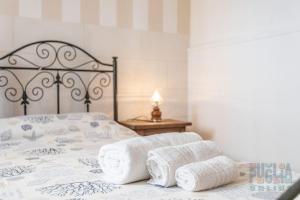A bed or beds in a room at Appartamento La Torre piano terra sul mare Puglia On line