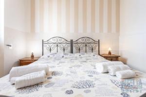 A bed or beds in a room at Appartamento La Torre piano terra sul mare Puglia On line