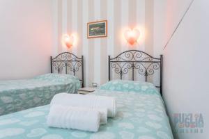 A bed or beds in a room at Appartamento La Torre piano terra sul mare Puglia On line