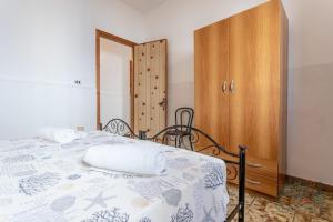 A bed or beds in a room at Appartamento La Torre piano terra sul mare Puglia On line