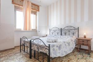 A bed or beds in a room at Appartamento La Torre piano terra sul mare Puglia On line
