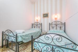 A bed or beds in a room at Appartamento La Torre piano terra sul mare Puglia On line