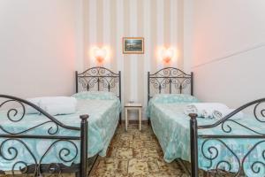 A bed or beds in a room at Appartamento La Torre piano terra sul mare Puglia On line
