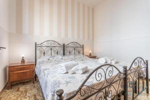 A bed or beds in a room at Appartamento La Torre piano terra sul mare Puglia On line