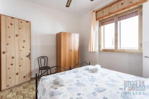 A bed or beds in a room at Appartamento La Torre piano terra sul mare Puglia On line