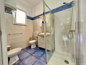 A bathroom at Appartamento La Torre piano terra sul mare Puglia On line