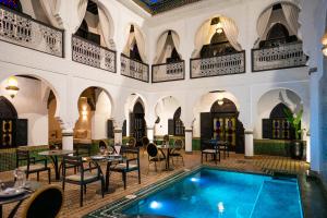 un hôtel avec un billard, des tables et des chaises dans l'établissement The Grand Riad and Spa, à Marrakech