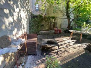 un patio con banco, mesa y fogata en Spacious Bedroom for 4 in shared Townhouse+garden en Brooklyn