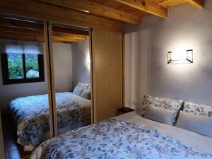 伊科德德洛斯維諾斯的住宿－Casa Regina，一间卧室配有两张床和镜子