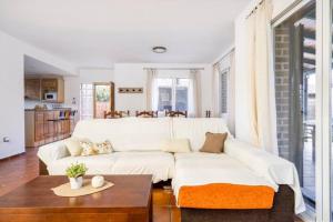 里瓦羅哈德圖里亞的住宿－Holiday Home Valencia，客厅配有白色的沙发和桌子