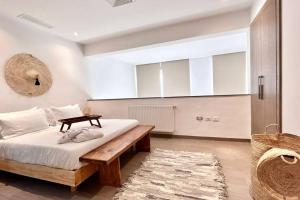 拉馬薩的住宿－Dream Appartment，一间卧室配有一张桌子和一张床铺