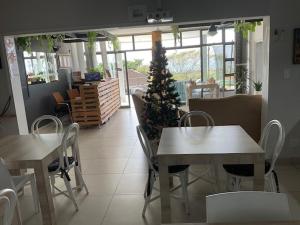 jadalnia z dwoma stołami i choinką świąteczną w obiekcie Eagle Wings Accomodation w mieście Margate