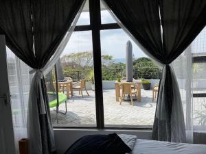 1 dormitorio con vistas al patio desde una ventana en Eagle Wings Accomodation, en Margate