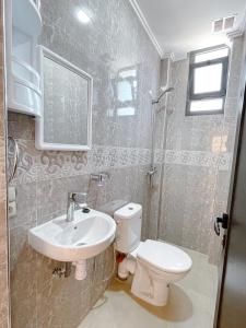 un bagno con un water e un lavandino di La Brise Studio à Taghazout 2-3px a Taghazout