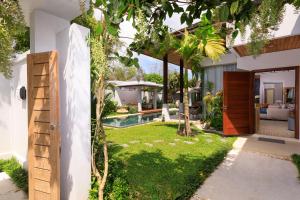 un jardín con piscina y una casa en Luxury villa with pool and garden - BL #93 en Phuket