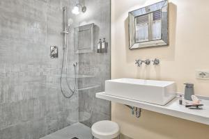 une salle de bain avec lavabo et douche dans l'établissement Casa Nobile - Together in Tuscany, à Cortone 7 autres photos