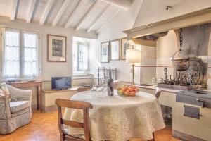 - une cuisine avec une table et des fruits dans l'établissement Casa Nobile - Together in Tuscany, à Cortone