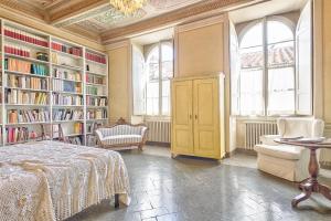 une chambre avec un lit et des étagères dans l'établissement Casa Nobile - Together in Tuscany, à Cortone