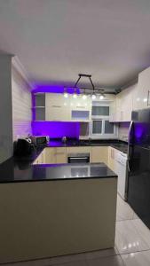 Kuchyň nebo kuchyňský kout v ubytování Home Stay Inn 3BR APT