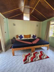 - une chambre avec un grand lit dans l'établissement Godhuli Eco Stay, à Kalimpong