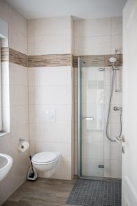 ein Bad mit einer Dusche, einem WC und einem Waschbecken in der Unterkunft Havelstern Ketzin, Ferienhaus Barsch in Ketzin