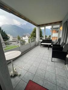 balcone con tavolo, sedie e vista di Centered Apartment with view ad Altdorf