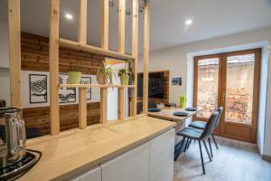 uma cozinha com um balcão de madeira e uma mesa e cadeiras em Cabana & Small Cozy Place - Proche du Lac em Veyrier-du-Lac