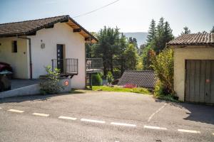 uma casa branca com uma varanda e uma entrada em Cabana & Small Cozy Place - Proche du Lac em Veyrier-du-Lac