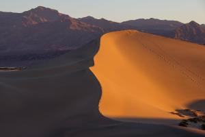 una duna de arena en el desierto con montañas en el fondo en Hotel Sand View, en Bawshar