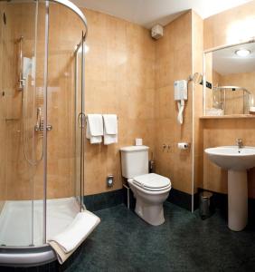 e bagno con servizi igienici, doccia e lavandino. di Hotel Globo a Spalato (Split)