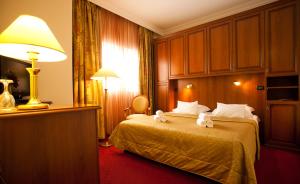 Posteľ alebo postele v izbe v ubytovaní Hotel Globo + 37 fotografií