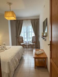タサコルテにあるEdificio Oriòn, Apartamento E11のベッドルーム1室(ベッド1台、椅子、窓付)