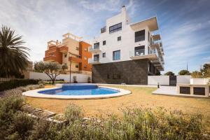 Swimmingpoolen hos eller tæt på Modern beach apartment Muchavista