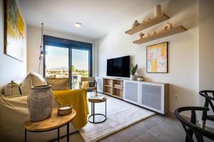 Et tv og/eller underholdning på Modern beach apartment Muchavista