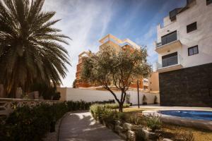 Swimmingpoolen hos eller tæt på Modern beach apartment Muchavista