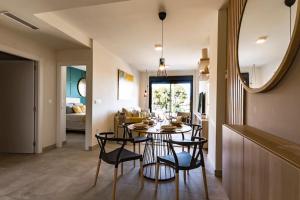 Et opholdsområde på Modern beach apartment Muchavista