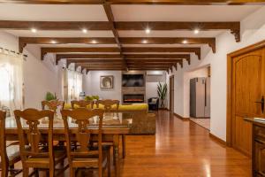 - une salle à manger et un salon avec une table et des chaises dans l'établissement Villa Torres Motril, à Motril