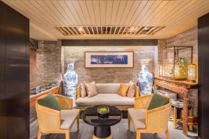 a living room with a couch and two vases at 北京悦明元星空白塔景观四合院民宿 in Beijing