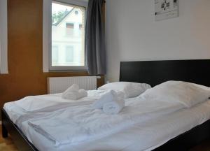 uma grande cama branca com duas toalhas em Haus Santalla Whg. Unterdeck em Cuxhaven