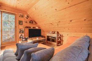 TV a/nebo společenská místnost v ubytování Log Cabin Chalets with Private Sauna