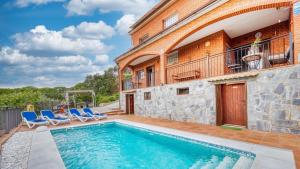 una casa con piscina accanto a un edificio di Costacabana - Villa Verger a Vidreres