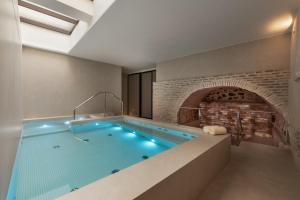 Bazén v ubytování Áurea Toledo by Eurostars Hotel company nebo v jeho okolí