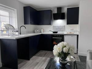 A kitchen or kitchenette at Luxury 2-Bed Apartment Lindley Huddersfield