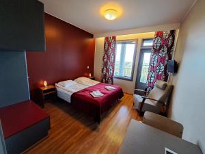 Aparthotel Simpsiönkullas في لابوا: غرفه فندقيه بسرير ونافذه