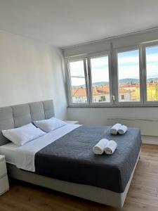 ein Schlafzimmer mit einem großen Bett mit zwei Handtüchern darauf in der Unterkunft Mateo in Zadar